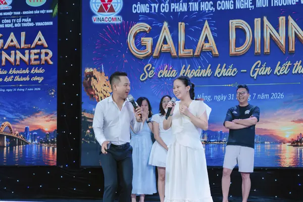 MC dẫn chương trình trên sân khấu gala dinner