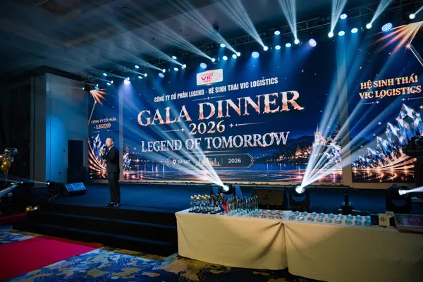 Sân khấu gala dinner với màn hình LED và hệ thống ánh sáng