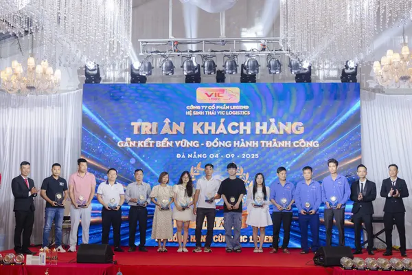 Bàn tiệc hội nghị được set up trước giờ đón khách