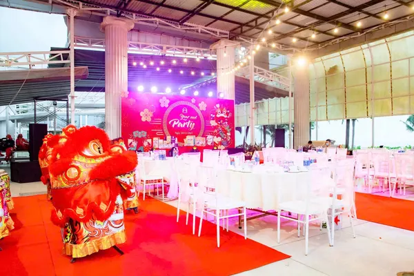 Múa lân và thảm đỏ trong lễ khai trương